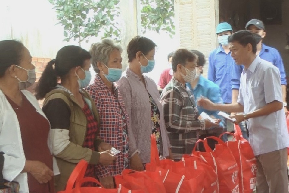 Sóc Trăng: Trao nhiều phần quà tới gia đình chính sách, hộ nghèo dịp Tết - 1 Sóc Trăng: Trao nhiều phần quà tới gia đình chính sách, hộ nghèo dịp Tết - 1