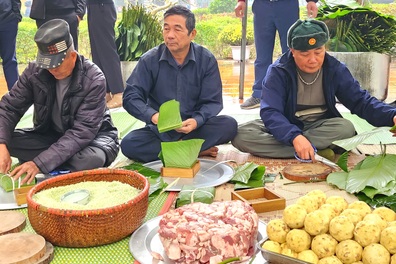 Khu du lịch gói 5.000 bánh chưng tặng lái đò, dân làng ăn Tết