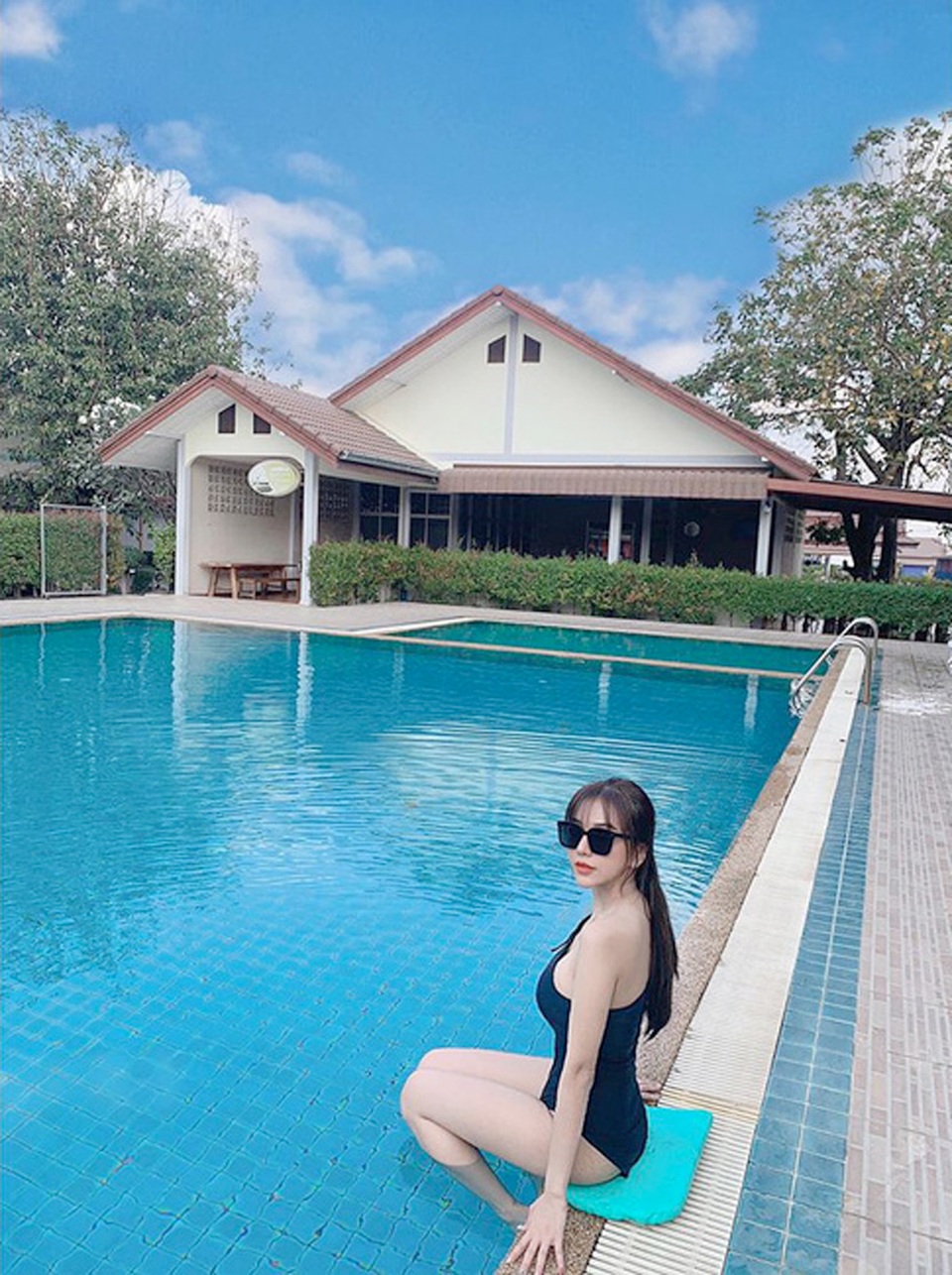 Bạn gái xinh đẹp của Hoàng Đức hiếm hoi mặc bikini đốt mắt ở bãi biển - 4 Bạn gái xinh đẹp của Hoàng Đức hiếm hoi mặc bikini đốt mắt ở bãi biển - 4