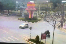 Phóng nhanh trên phố, xe phân khối lớn lao thẳng vào taxi đang sang đường