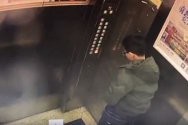 Trung Quốc: Mắc kẹt trong thang máy vì tiểu tiện làm chập bảng điều khiển