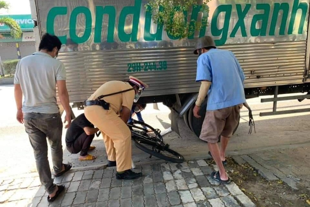 Ông lão một tay đạp xe từ Đồng Nai về Thanh Hóa được CSGT giúp đỡ - 3 Ông lão một tay đạp xe từ Đồng Nai về Thanh Hóa được CSGT giúp đỡ - 3
