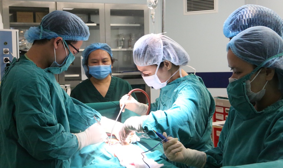 Người phụ nữ vác khối u buồng trứng khủng nặng 9kg - 2 Người phụ nữ vác khối u buồng trứng khủng nặng 9kg - 2