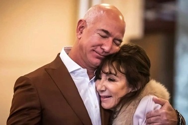 Người mẹ phi thường của tỷ phú Jeff Bezos: Sinh con tuổi 17, bế con đến lớp