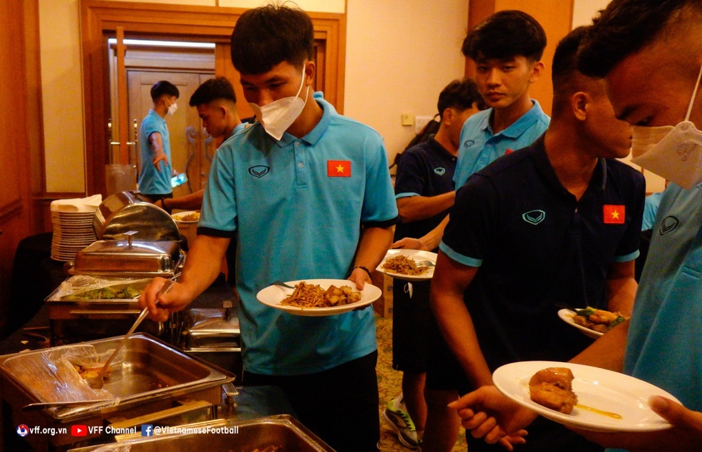U19 Việt Nam di chuyển hành xác 19 tiếng tới Indonesia - 4 U19 Việt Nam di chuyển hành xác 19 tiếng tới Indonesia - 4