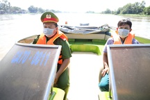 Trung úy công an lao xuống sông cứu nam thanh niên nhảy cầu tự tử