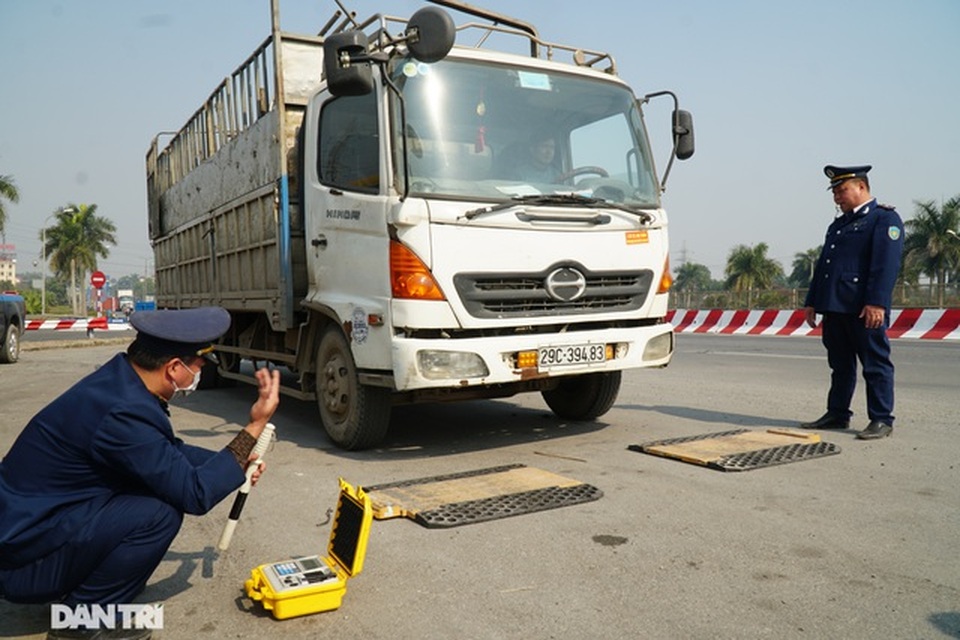 Cầu Thăng Long vừa thông xe, phạt gần 400 triệu đồng 7 ô tô chở quá tải - 1 Cầu Thăng Long vừa thông xe, phạt gần 400 triệu đồng 7 ô tô chở quá tải - 1