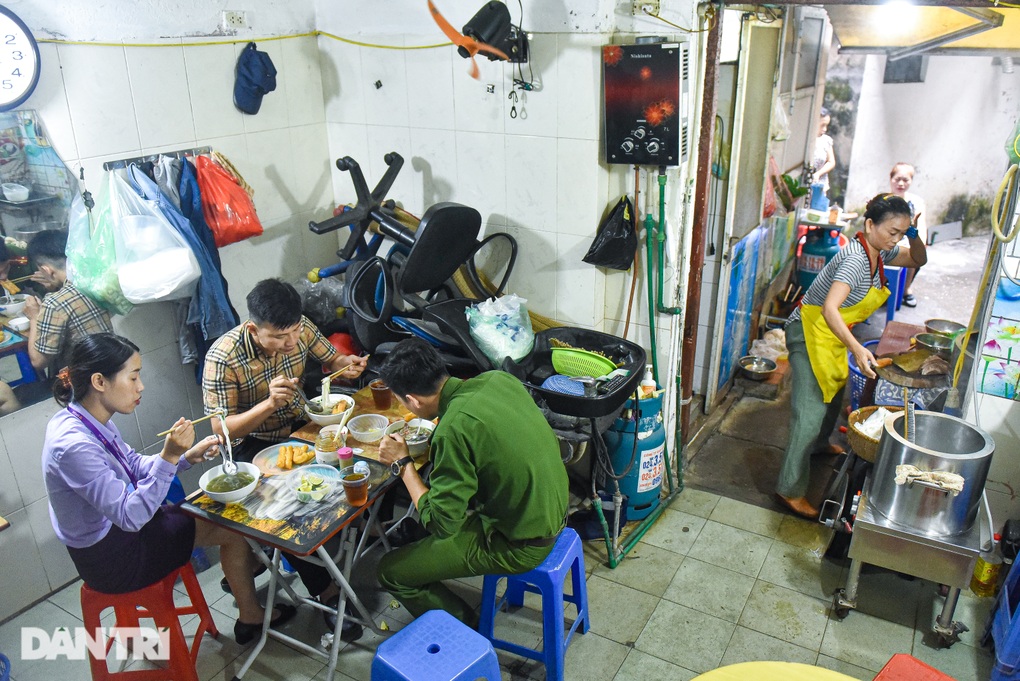 Độc lạ quán phở đi đường hầm, ăn trong lô cốt ở Hà Nội - 5 Độc lạ quán phở đi đường hầm, ăn trong lô cốt ở Hà Nội - 5