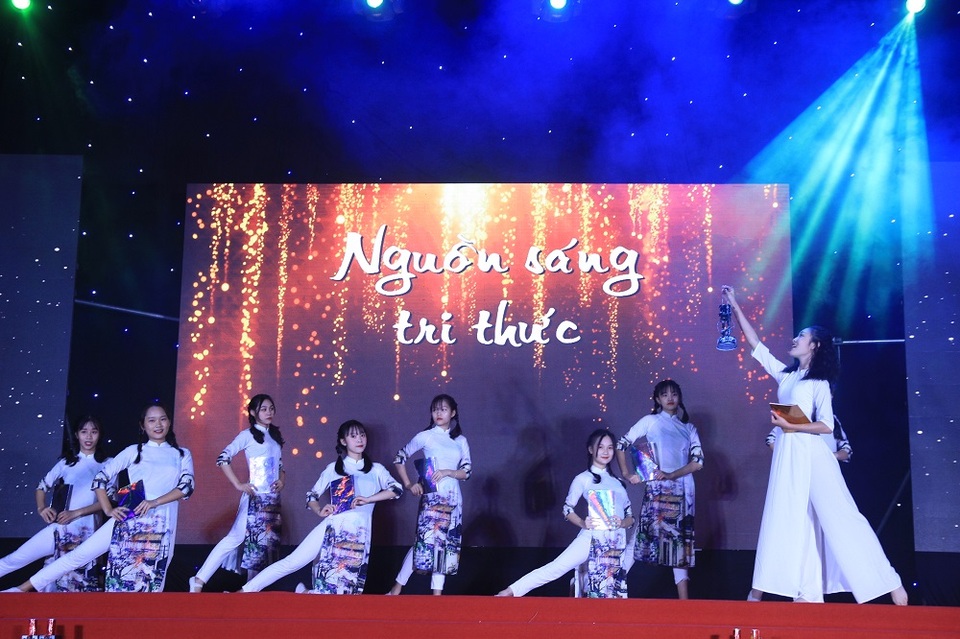 Hai nữ sinh giành giải Nhất hội thi “Tài năng thiếu nhi Thủ đô” - 7 Hai nữ sinh giành giải Nhất hội thi “Tài năng thiếu nhi Thủ đô” - 7