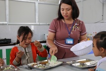 Cảm động cô giáo đi xin cơm cho học trò nghèo