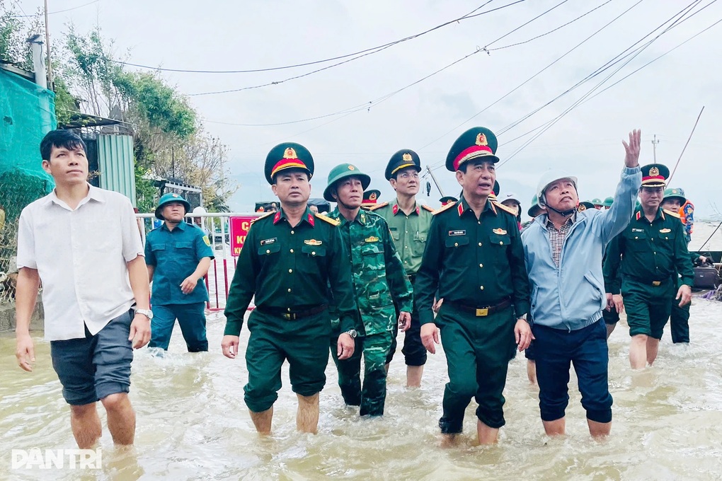 Đại tướng Phan Văn Giang thăm, tặng quà người dân vùng rốn lũ tỉnh Gia Lai - 3