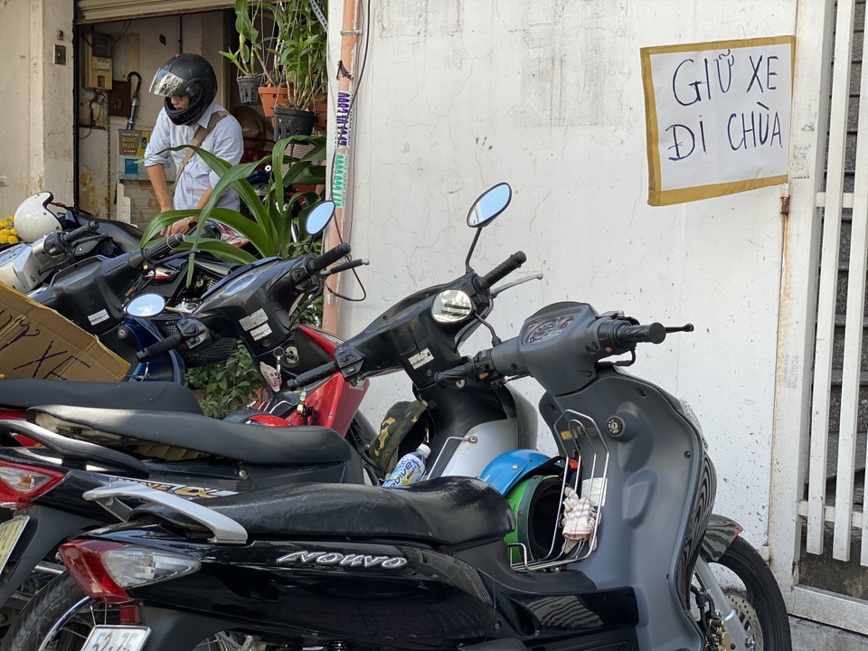 Người đi lễ bị chặt chém phí gửi xe, điểm trông giữ hốt bạc ngày Tết - 7 Người đi lễ bị chặt chém phí gửi xe, điểm trông giữ hốt bạc ngày Tết - 7