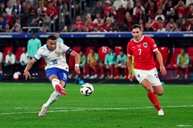 Hình ảnh trái ngược của Kylian Mbappe ở sân chơi Euro và World Cup