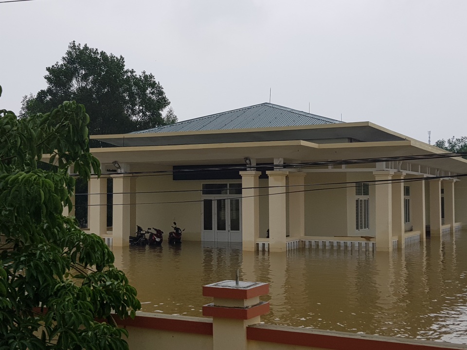 Gần 1 tuần gồng mình chống chọi cơn “đại hồng thủy” - 10 Gần 1 tuần gồng mình chống chọi cơn “đại hồng thủy” - 10