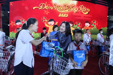 Hơn 1.000 trẻ em được nhận quà tại "Đêm hội Trăng rằm 2023" tại Hà Nội