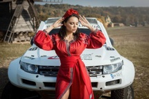 Những mỹ nhân quyến rũ và bốc lửa trên đường đua