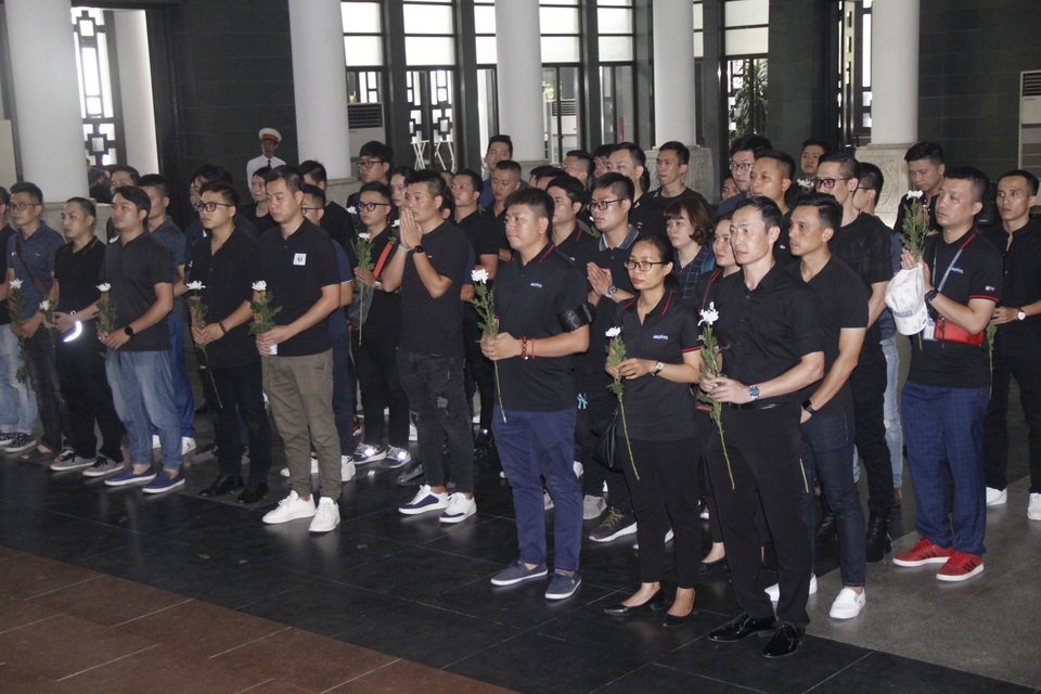 Ngập tràn nước mắt và hoa trắng trong đám tang MC Diệu Linh - 6 Ngập tràn nước mắt và hoa trắng trong đám tang MC Diệu Linh - 6