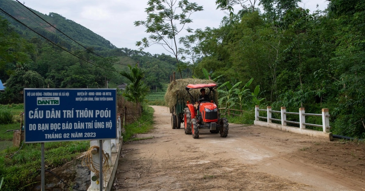 View - Những chiếc xe chở lúa băng băng qua cây cầu Dân trí ở nơi thôn nghèo | Báo Dân trí