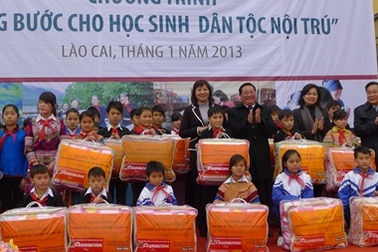 Thêm hàng ngàn chăn ấm đến với học sinh dân tộc nội trú tỉnh Lào Cai 