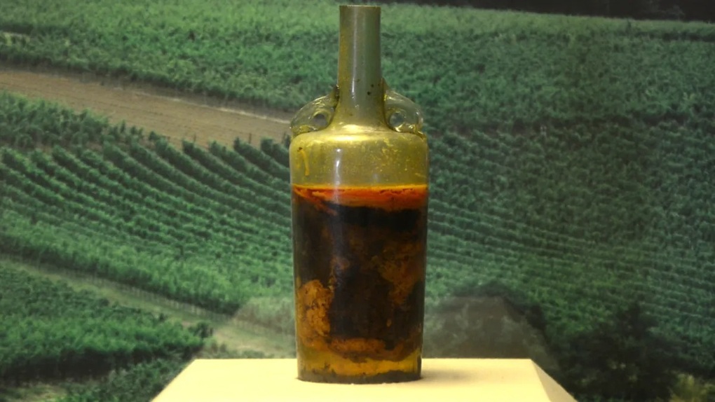 Phát hiện chai rượu vang 1.700 năm trong ngôi mộ cổ vẫn uống được - 1