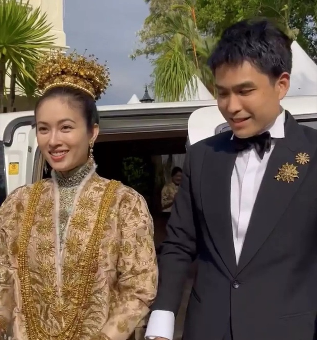 Mỹ nhân chuyển giới Nong Poy nghẹn ngào, đội vương miện vàng trong đám cưới - 1 Mỹ nhân chuyển giới Nong Poy nghẹn ngào, đội vương miện vàng trong đám cưới - 1