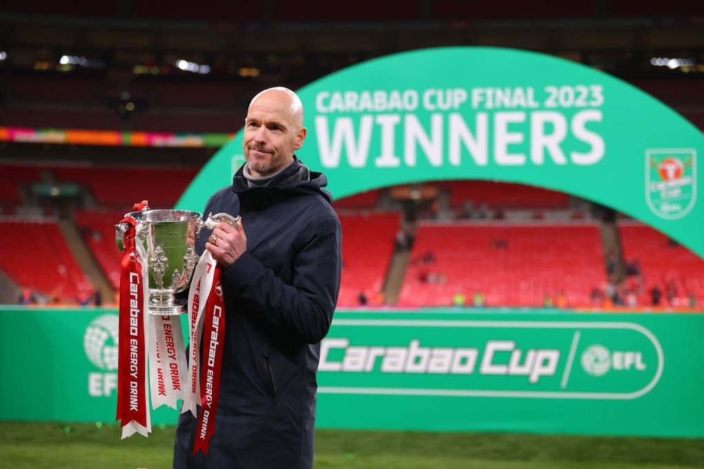 Ten Hag suýt bỏ quên cúp Carabao ở phòng họp báo - 1 Ten Hag suýt bỏ quên cúp Carabao ở phòng họp báo - 1