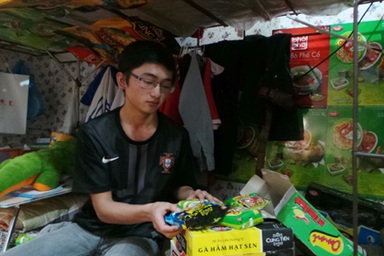 Chàng trai dân tộc H’Mông bán mì tôm dạo kiếm tiền học đại học