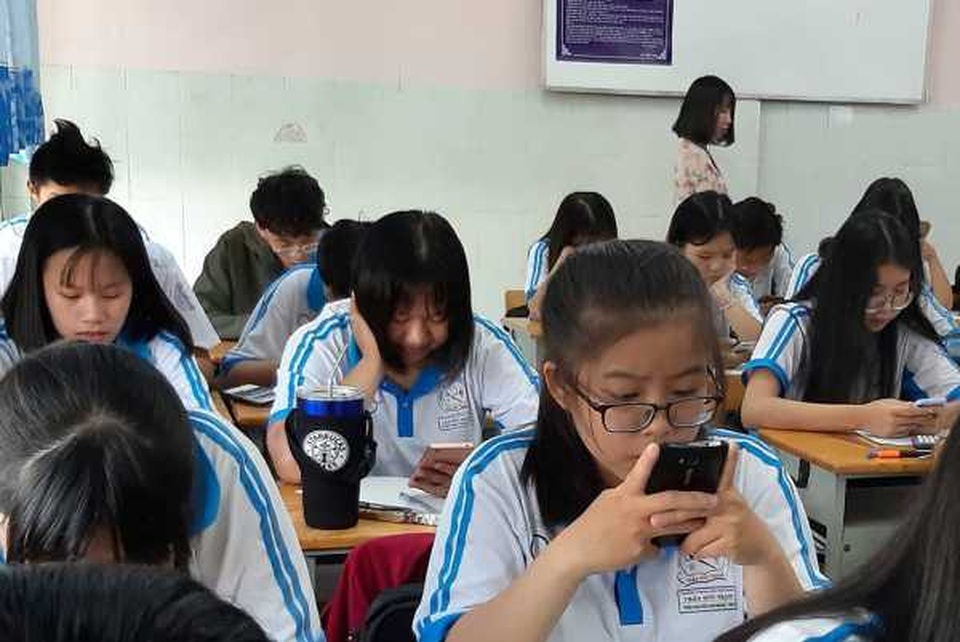 Điện thoại trong lớp học - 1 Điện thoại trong lớp học - 1