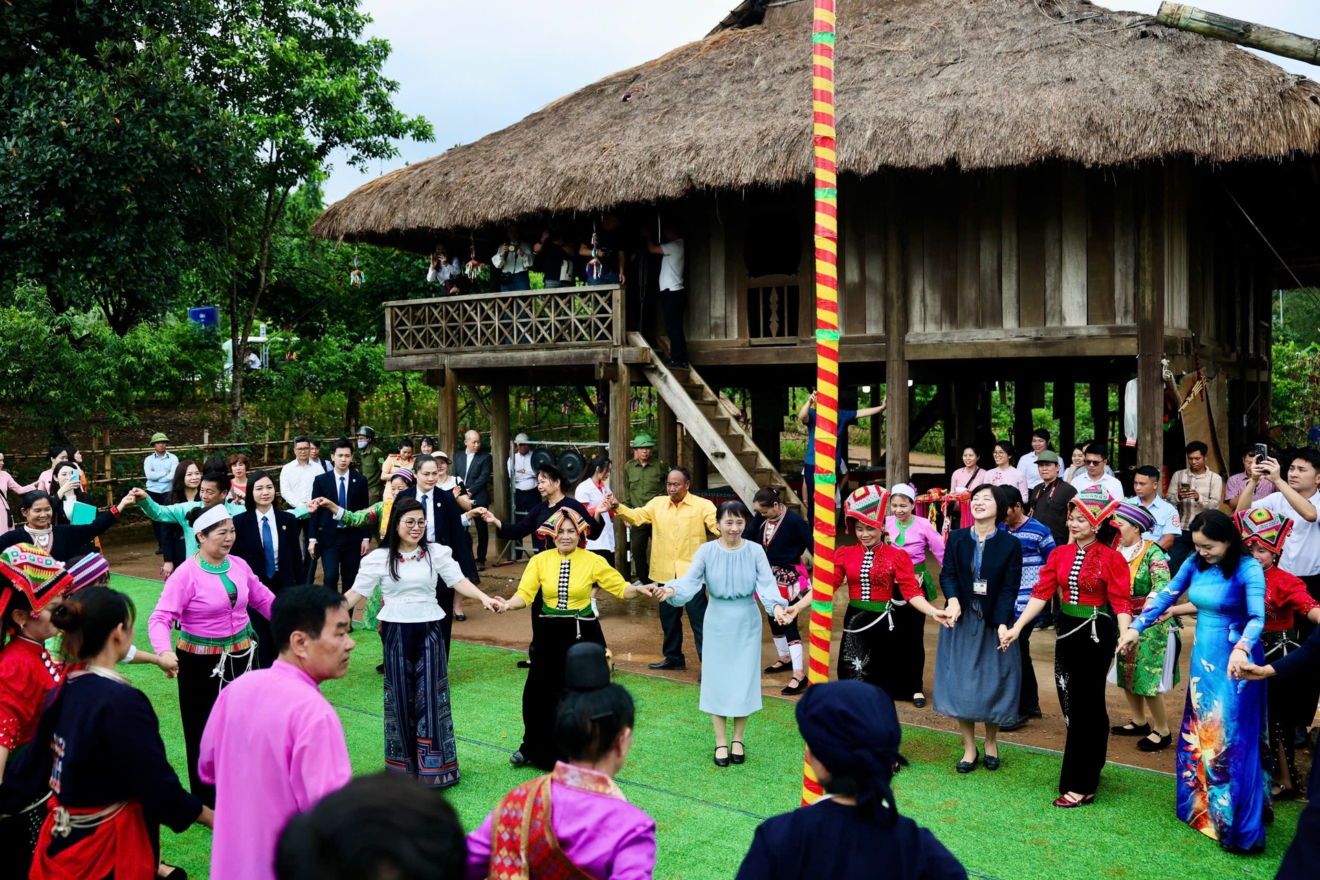 Phu nhân Bích Trân và phu nhân Thủ tướng Nhật cùng múa xòe Thái, ném còn - 6 Phu nhân Bích Trân và phu nhân Thủ tướng Nhật cùng múa xòe Thái, ném còn - 6