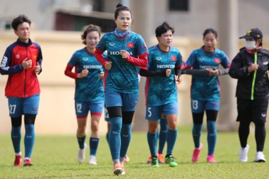 Đội tuyển nữ Việt Nam tập luyện dưới nắng nóng 40 độ C