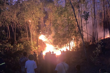 Bước đầu khống chế được “giặc lửa” sau hơn 7 giờ đồng hồ ứng cứu