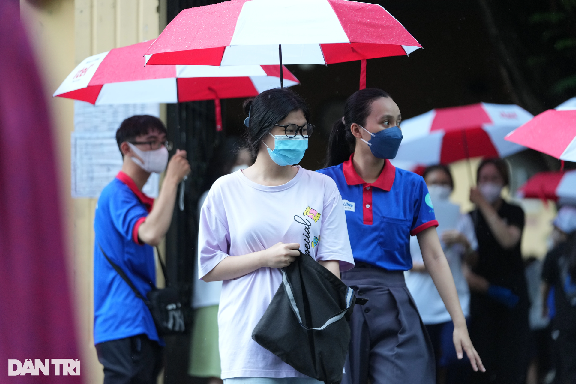 Thí sinh, phụ huynh đội mưa trong ngày làm thủ tục thi tốt nghiệp THPT 2022 - 2 Thí sinh, phụ huynh đội mưa trong ngày làm thủ tục thi tốt nghiệp THPT 2022 - 2
