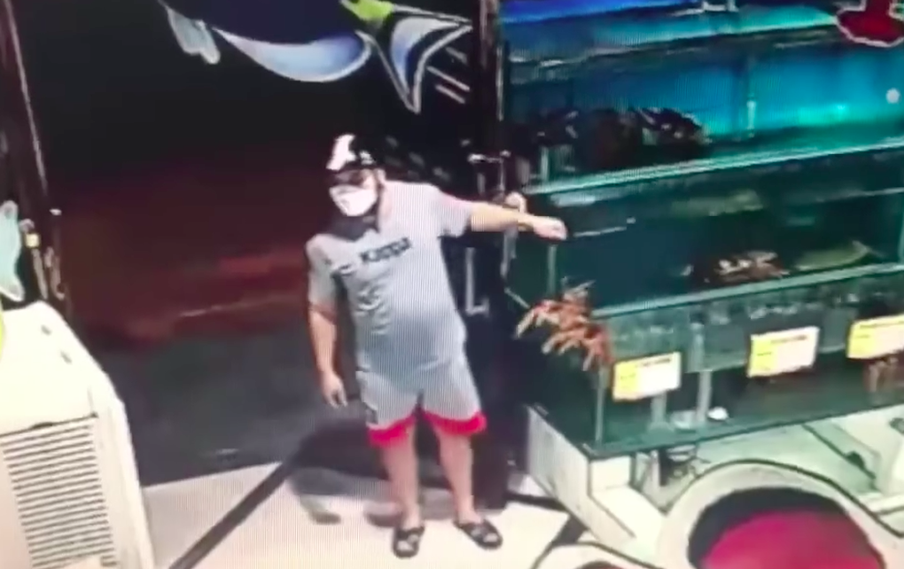Vụ trộm tôm hùm ở Hà Nội: Nhiều người tố tên trộm mặc bộ đồ xám - 1 Vụ trộm tôm hùm ở Hà Nội: Nhiều người tố tên trộm mặc bộ đồ xám - 1
