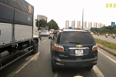 Tài xế ô tô 7 chỗ thách đánh nhau sau mâu thuẫn giao thông ở TPHCM
