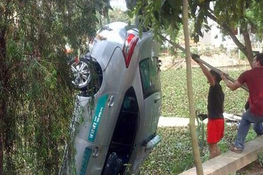Kỹ năng thoát hiểm khi ôtô rơi chìm xuống nước