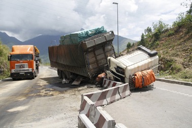 Mất lái, xe tải lật nhào giữa đường dẫn hầm Hải Vân