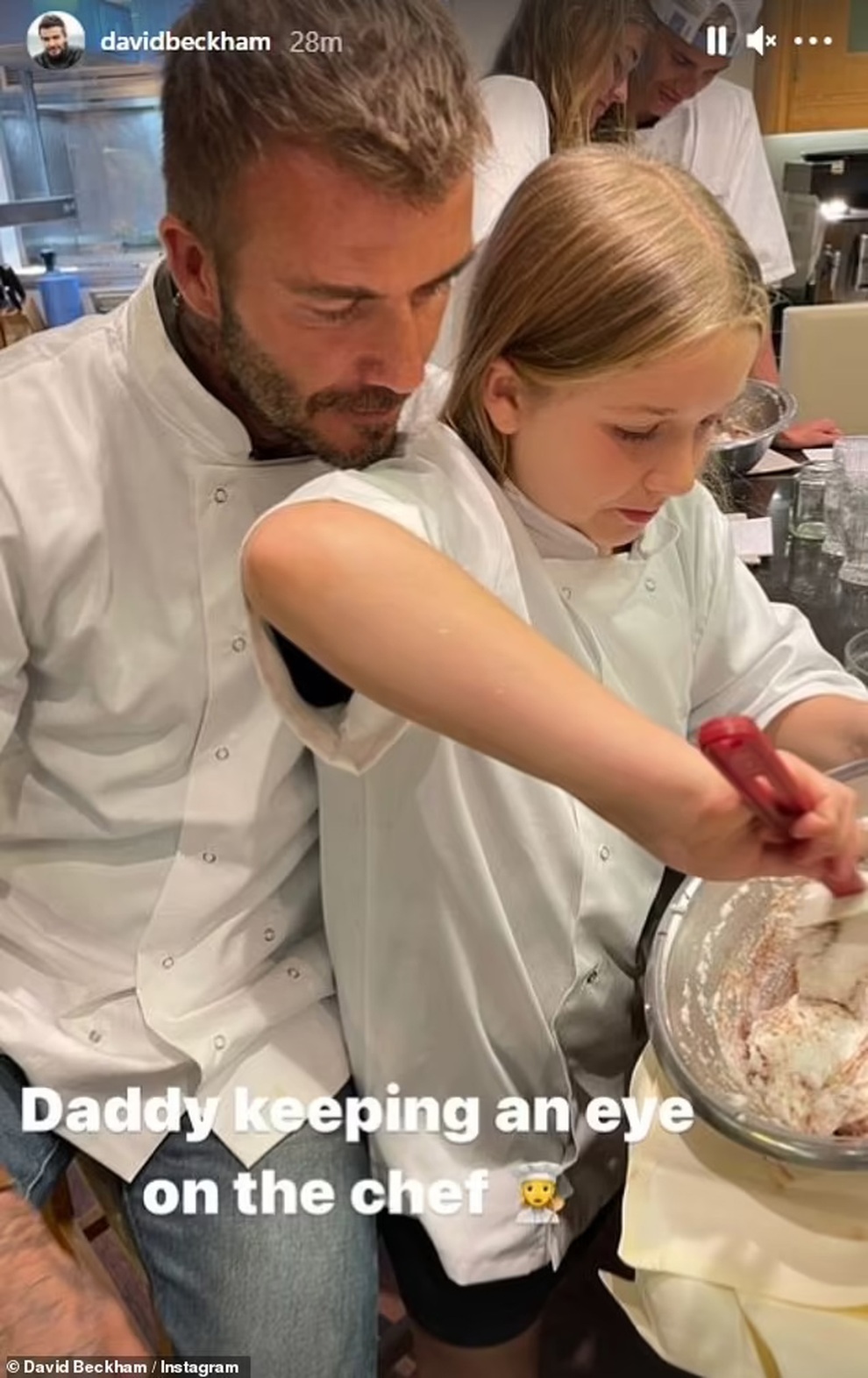 Ngọt ngào khoảnh khắc David Beckham cùng làm bánh với con gái - 1 Ngọt ngào khoảnh khắc David Beckham cùng làm bánh với con gái - 1