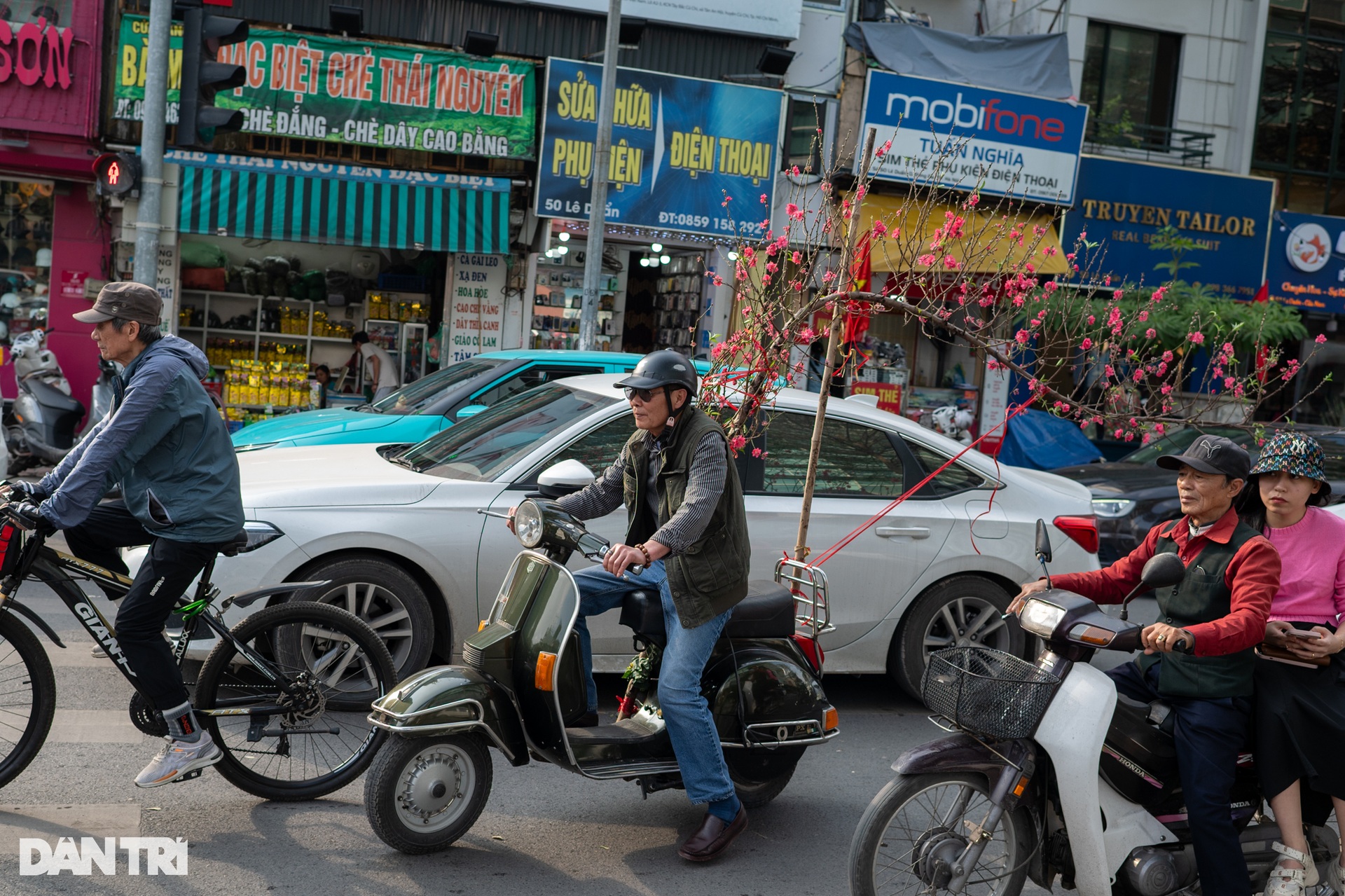 Nhiều tuyến đường nội thành Hà Nội ùn tắc những ngày giáp Tết - 8 Nhiều tuyến đường nội thành Hà Nội ùn tắc những ngày giáp Tết - 8