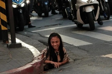 Cô gái trẻ thò đầu chui lên từ miệng cống khiến nhiều người ám ảnh là ai?