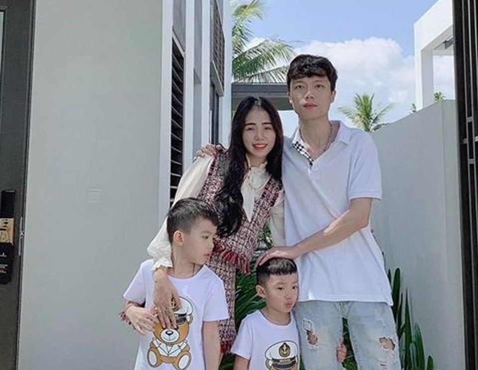 Giọng ca triệu view Hương Ly: “Vợ chồng tôi từng phải xin bố mẹ từ cái nồi” - 2 Giọng ca triệu view Hương Ly: “Vợ chồng tôi từng phải xin bố mẹ từ cái nồi” - 2