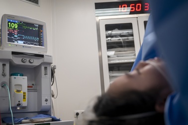 Bác sĩ dùng kim như sợi chỉ cứu “thiên thần” tràn dịch phổi trong bụng mẹ