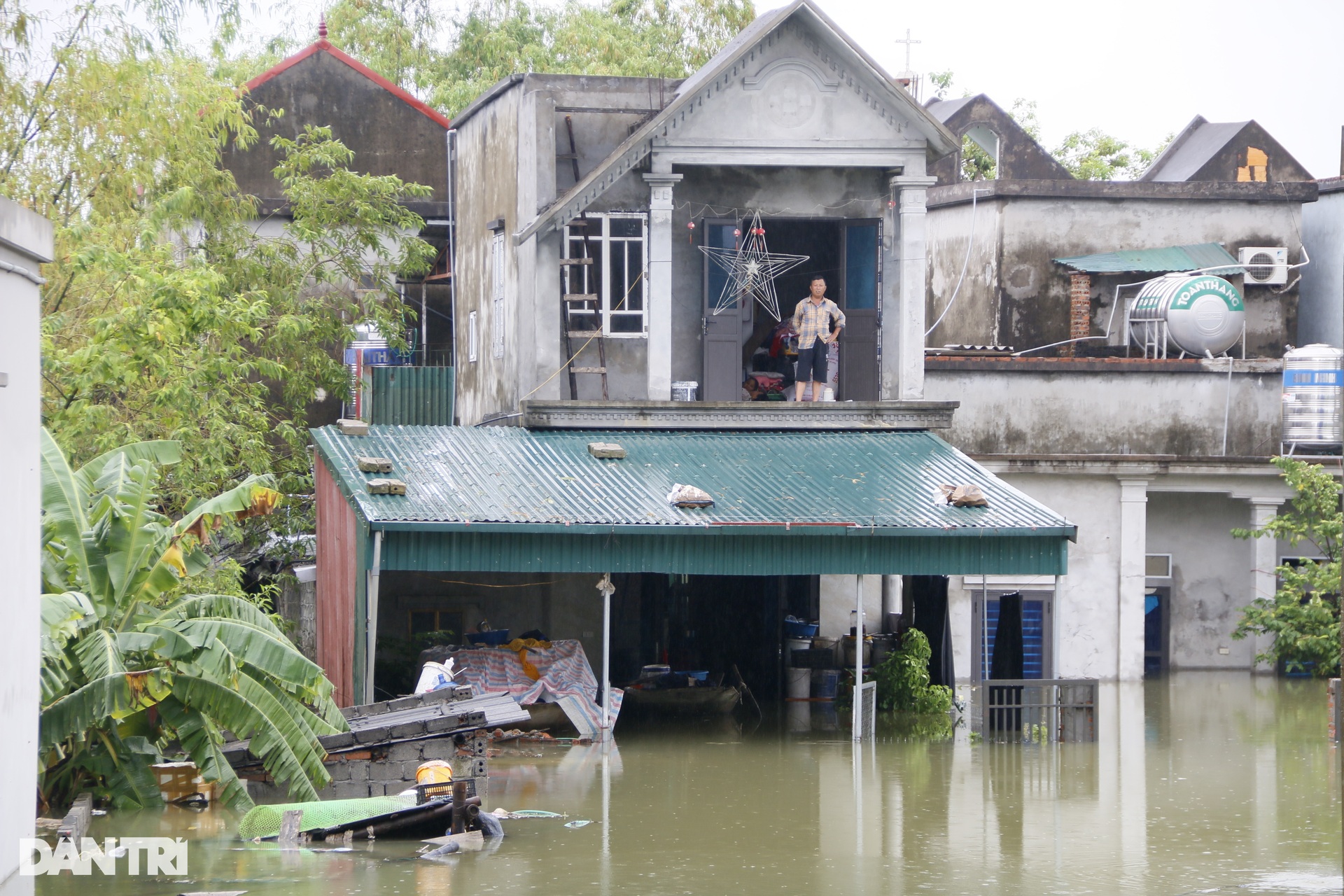 Nước dâng cao, người dân vùng rốn lũ ở Ninh Bình chuyển lên mái nhà - 5 Nước dâng cao, người dân vùng rốn lũ ở Ninh Bình chuyển lên mái nhà - 5