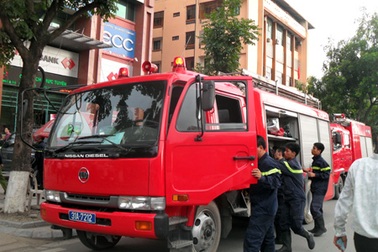 Cháy lớn tại tòa nhà 26 tầng trên phố Láng Hạ