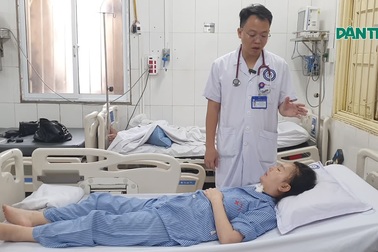 Mẹ nghèo cầu xin cộng đồng cứu giúp con gái bị u sọ hầu