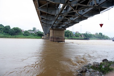 Xà lan đâm trụ cầu Đuống, gia đình 3 người mất tích