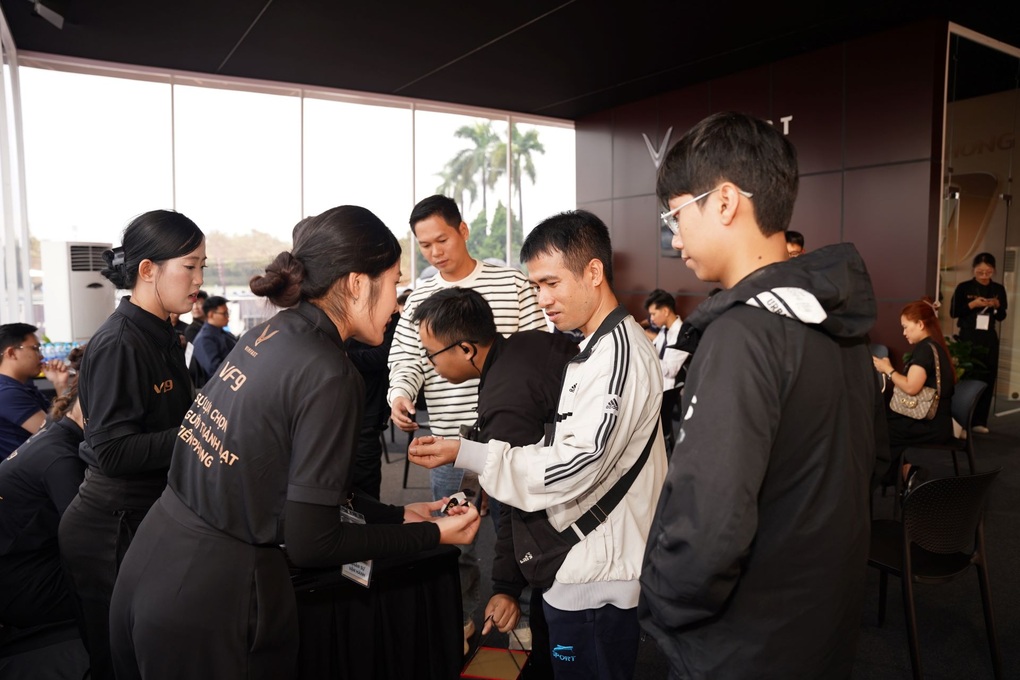 VinFast VF 9 chinh phục khách hàng Hà Nội qua loạt bài lái thử đầy cảm xúc - 1 VinFast VF 9 chinh phục khách hàng Hà Nội qua loạt bài lái thử đầy cảm xúc - 1