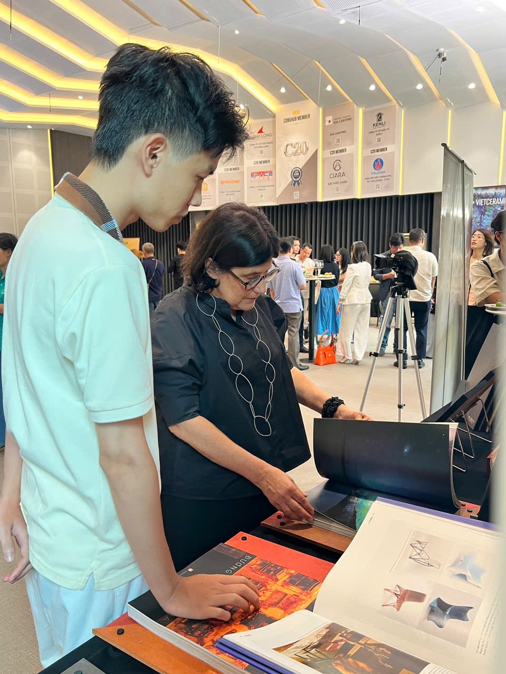 Gỗ Minh Long: Sáng tạo là đồng thời tìm về bản sắc và kết nối với thế giới - 3 Gỗ Minh Long: Sáng tạo là đồng thời tìm về bản sắc và kết nối với thế giới - 3