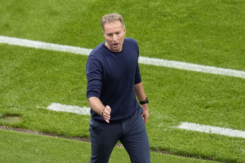 HLV Đan Mạch quỳ lạy trọng tài sau quyết định tranh cãi - 2