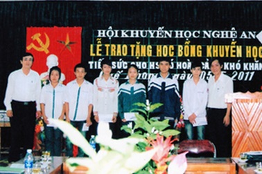 Hội Khuyến học tỉnh Nghệ An trao 56 suất học bổng cho học sinh nghèo