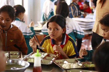 Đóng băng tài khoản Nuôi em, hàng nghìn học sinh sẽ ra sao?